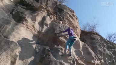 青年女人在悬崖峭壁上攀岩